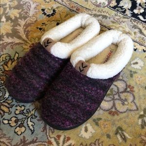 NWOT Girls Slippers